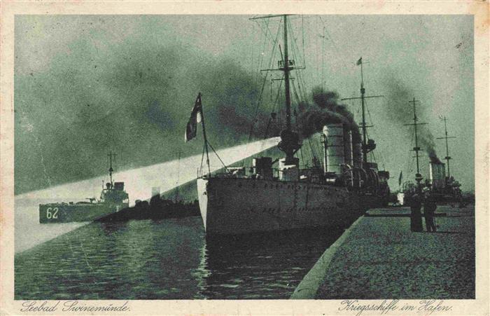 Swinemuende SWINOUJSCIE PL Kriegsschiff im Hafen