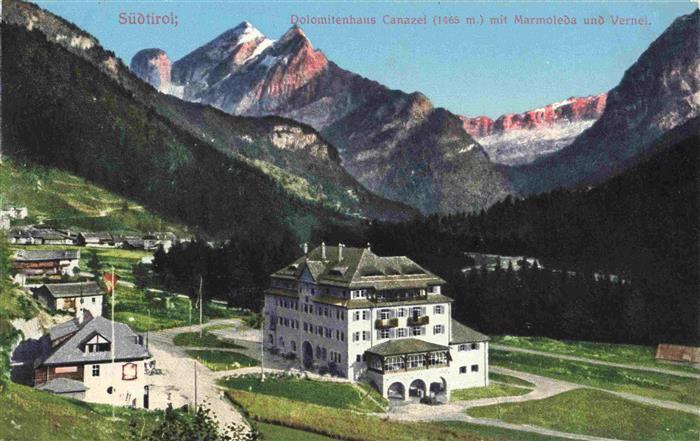 Canazei Trento IT Dolomitenhaus mit Marmolada und Vernel Dolomiten