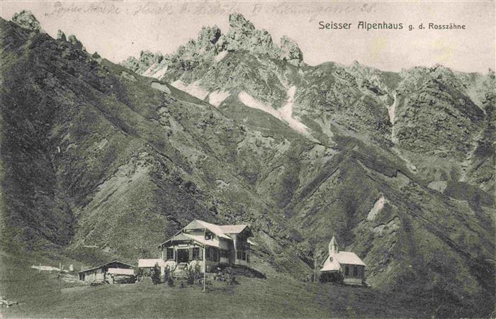 Seiseralpe Seiseralm Alpe di Siusi Trentino IT Seisser Alpenhaus mit Rosszaehne