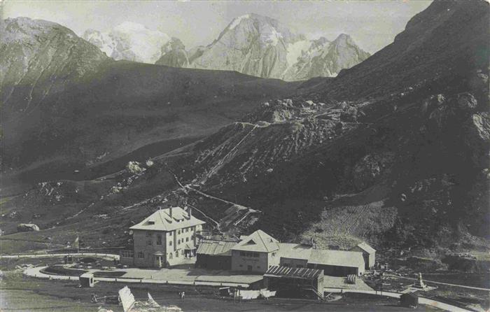 Pordoijoch Pordoi Canazei Trento IT Christomannos Haus mit der Marmolada