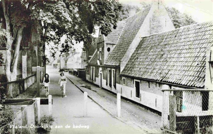 Vlieland Friesland NL Doorkijkje aan de badweg