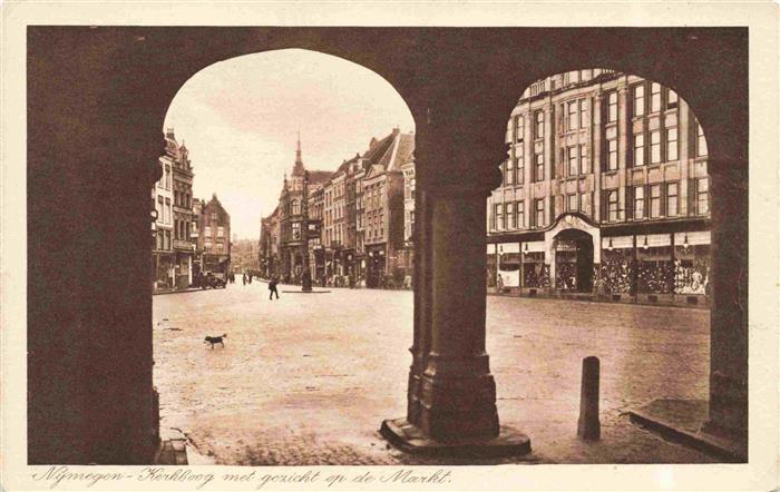 NIJMEGEN Gelderland NL Kerkboog met gezicht op de markt