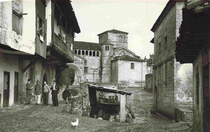 Santillana del Mar SANTANDER Cantabria ES Detalle de una calle Al fondo la Coleg