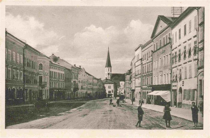 Mattighofen Innviertel Oberoesterreich AT Hauptstrasse Stadtzentrum Blick zur Ki