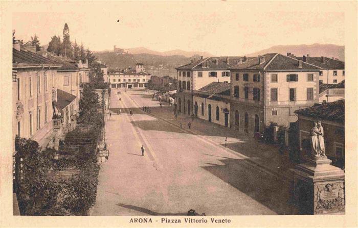 Arona Lago Maggiore IT Piazza Vittorio Veneto Monumento