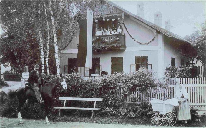 Sittendorf Wienerwald Niederoesterreich AT Geschmuecktes Haus Reiter Schild nach