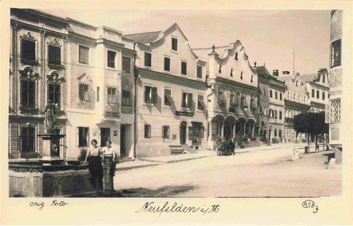 Neufelden Oberoesterreich AT Strassenpartie mit Brunnen