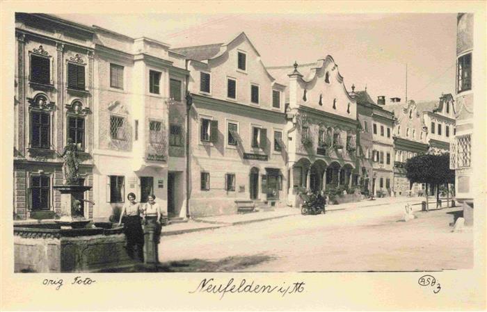 Neufelden Oberoesterreich AT Strassenpartie mit Brunnen