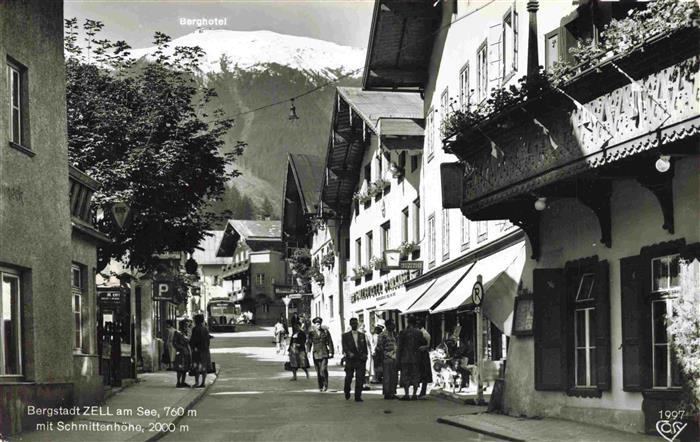 Zell See AT Ortszentrum Bergstadt mit Schmittenhoehe Hohe Tauern