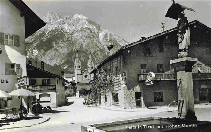 Telfs Tirol AT Ortszentrum Brunnen Blick gegen Hohe Munde