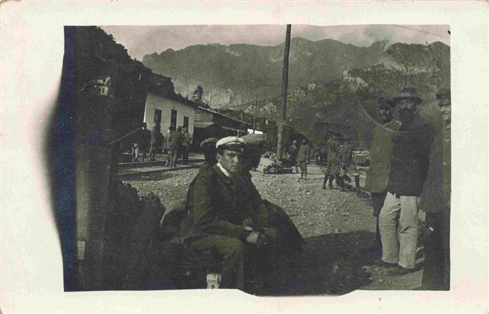 Karapinar Turkije TK Soldaten Bewohner Ortspartie mit Blick auf Gebirge