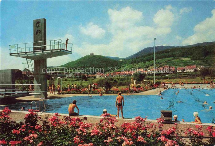 Hambach  Neustadt Weinstrasse Schwimmbad mit Blick zum Hambacher Schloss