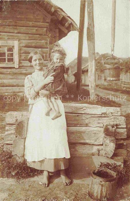 Ukraina Ukraine Mutter mit Kind Brunnen