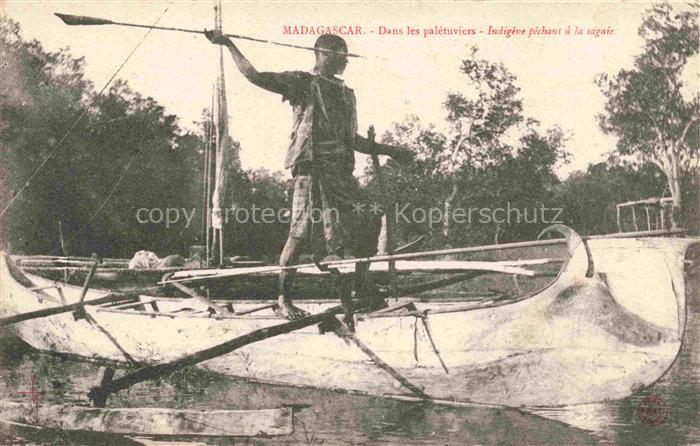 Madagascar Madagaskar Dans les paleturiers Indigene pechent a la sagaie