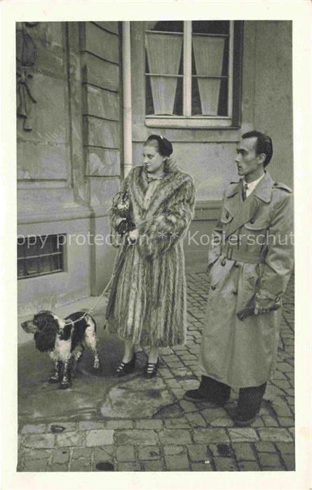 Mainz  Rhein Spaziergaenger mit Hund