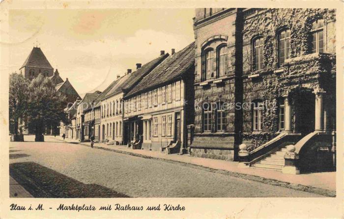 Plau See Mecklenburg-Vorpommern Marktplatz mit Rathaus und Kirche