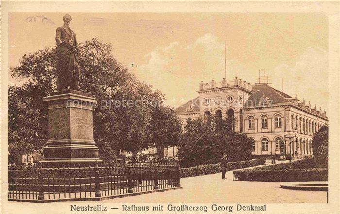 Neustrelitz Mecklenburg-Vorpommern Rathaus mit Grossherzog Georg Denkmal