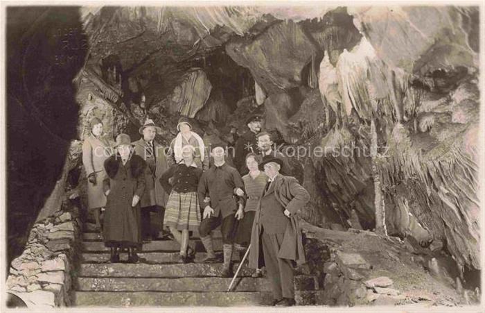 Ruebeland Elbingerode Harz Gruppenaufnahme vor Grotte