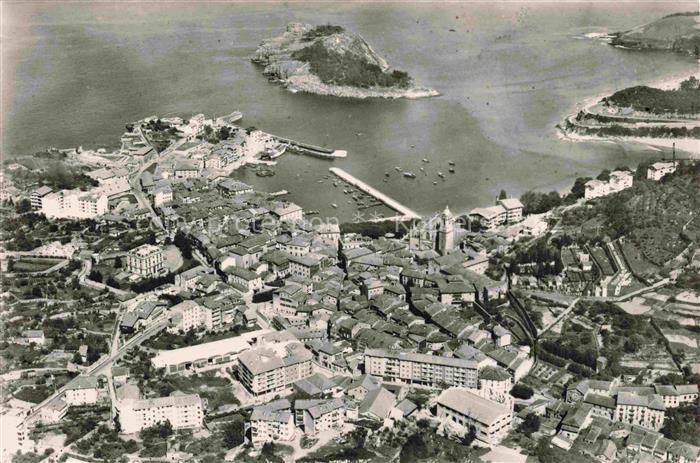 Lequeitio Lekeitio Pais Vasco ES Vista aereo parcial Isla de San Nicolas y entra