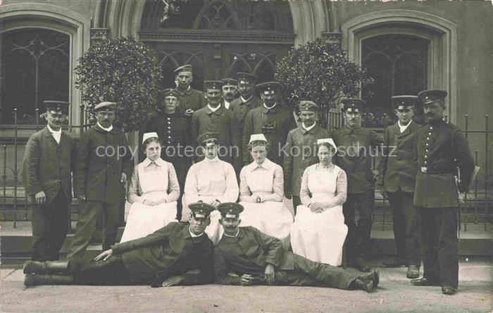 Glatz Klodzko Niederschlesien PL Gruppenaufnahme mit Soldaten und Krankenschwest