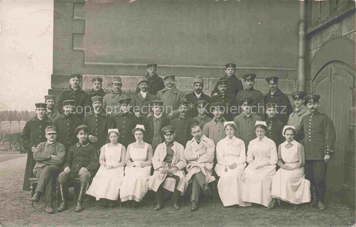 Glatz Klodzko Niederschlesien PL Gruppenaufnahme mit Soldaten und Krankenschwest