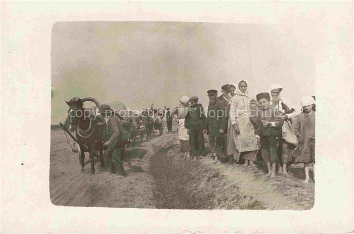 Barzowice Darlowo Ruegenwalde Pommern PL Fluechtlinge auf der Landstrasse bei Ba