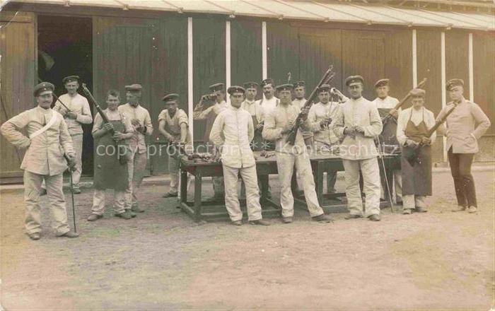 Posen  POZNAN PL Soldaten beim Gewehr reinigen Gruppenaufnahme