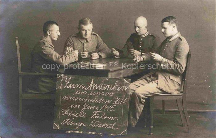 Jena  Thueringen Soldaten beim Kartenspiel Gruppenaufnahme