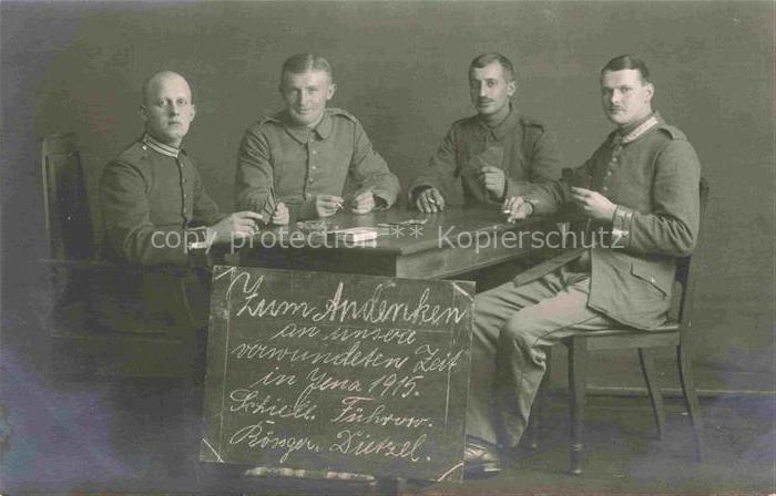 Jena  Thueringen Soldaten beim Kartenspiel Gruppenaufnahme