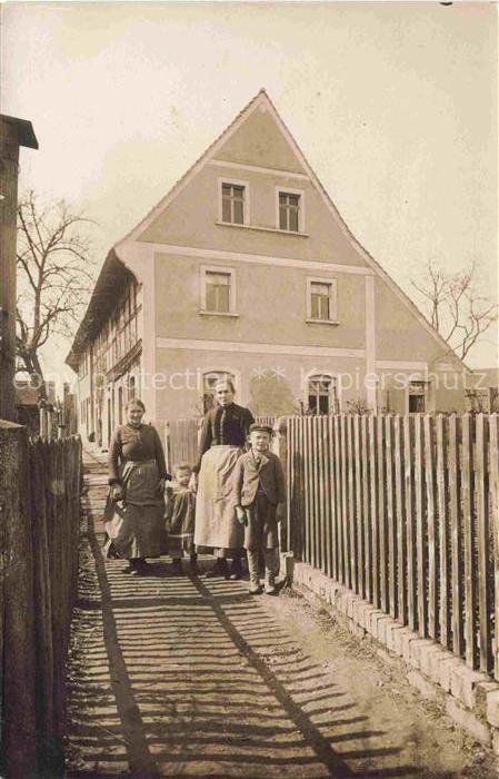 ALTENBURG  (S.A.) Thueringen Familie vor Wohnhaus