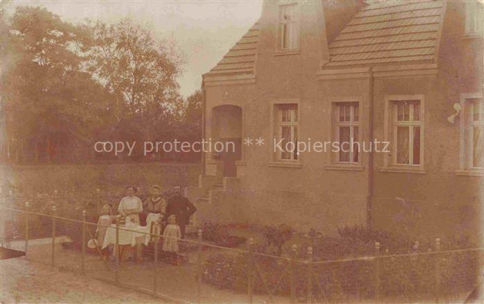 Wittenberge  Prignitz Brandenburg Familie beim Wohnhaus