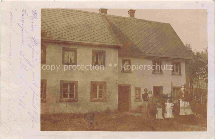 Eibau Goerlitz Sachsen Familie am Wohnhaus