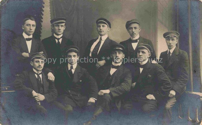 Buxtehude Stade Niedersachsen Gruppenbild junge Maenner