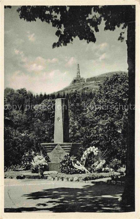 Schoenau Schwarzwald Grabmal Albert Leo Schlageters Friedhof im Hintergrund Denk