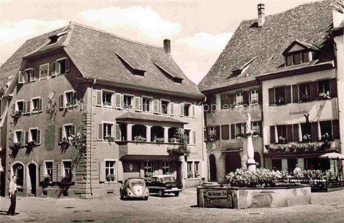 Staufen  Breisgau Marktplatz mit historischer Fauststaette Gasthaus zum Loewen M