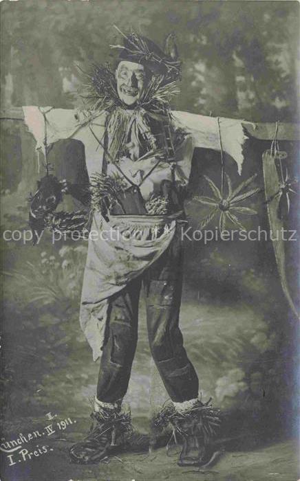 Muenchen Bayern Vogelscheuche