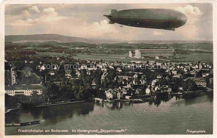 FRIEDRICHSHAFEN Bodensee Zeppelin ueber dem Bodensee im Hintergrund Zeppelinwerf
