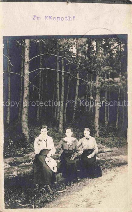 Niederelbert Westerwaldkreis Rheinland-Pfalz Junge Damen am Waldesrand Kriegsgef