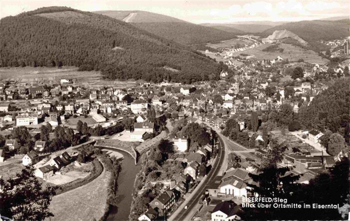 Eiserfeld Siegen Westfalen NRW Panorama Blick ueber Ortsmitte im Eiserntal