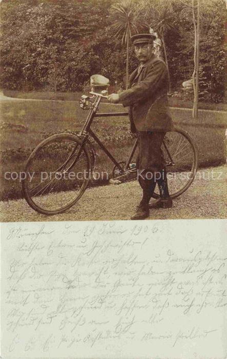 MueNCHEN Bayern Brieftraeger mit Fahrrad