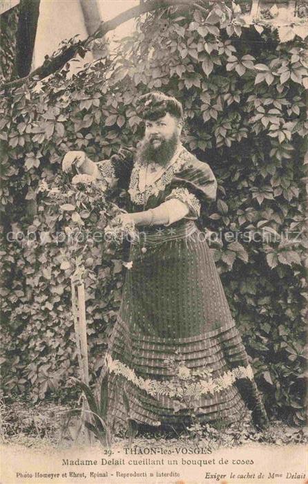 Thaon-les-Vosges Epinal 88 Vosges Madame Delait cueillant un bouquet de roses