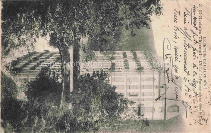 St-Nectaire-Thermal Issoire 63 Puy de Dome Hôtel du Parc se mirant dans le lac