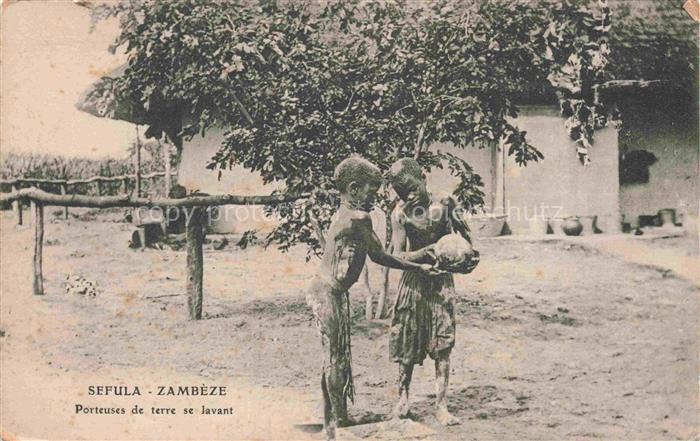 Sefula Zambeze Mocambique Porteuses de terre se lavant