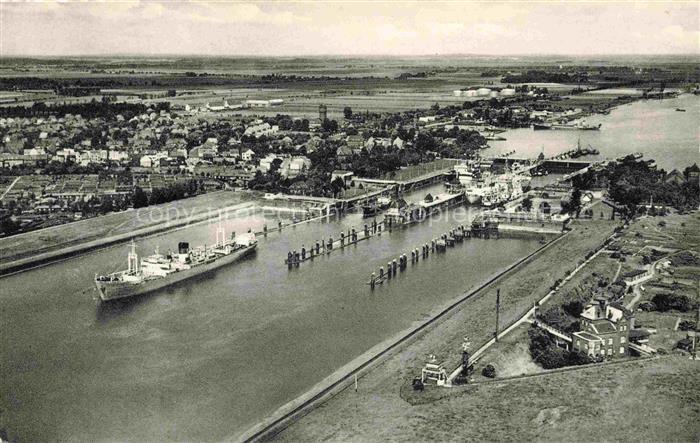 Brunsbuettelkoog Schleusen mit Blick auf die Stadt