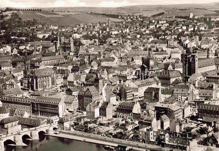 WueRZBURG Bayern Stadtpanorama mit alter Mainbruecke