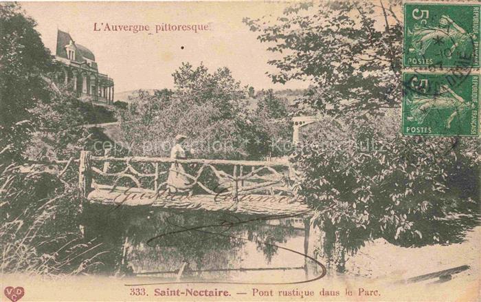 Saint-Nectaire Puy de Dome Pont rustique dans le parc