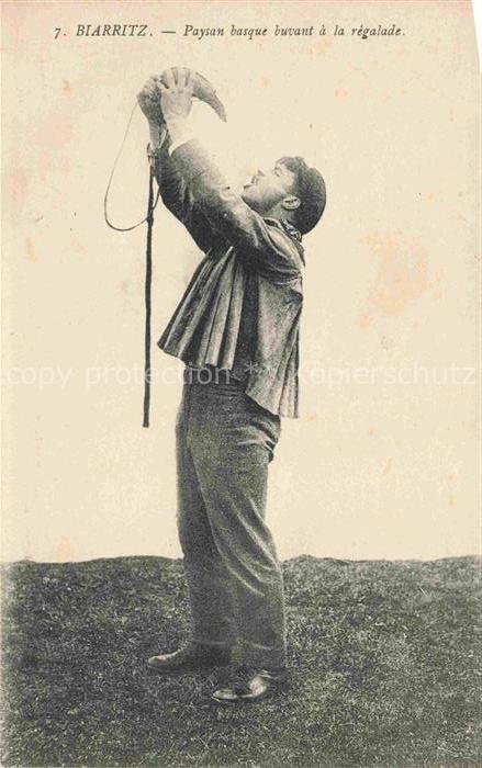 BIARRITZ 64 Pyrenees Atlantiques Paysan basque buvant à la régalade