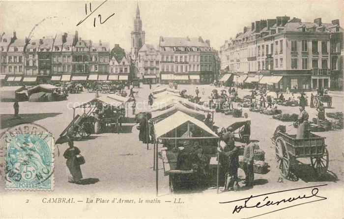 CAMBRAI 59 Nord Place d'Armes le matin