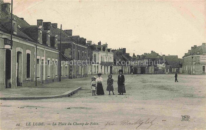 Le Lude LA FLECHE 72 Sarthe Place du Champ de Foire