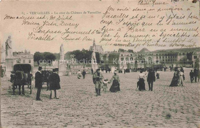 VERSAILLES 78 La cour du Château de Versailles